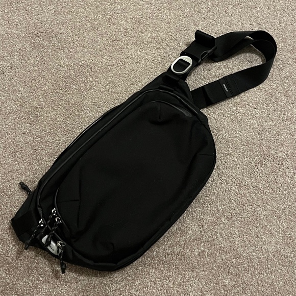 Orbitkey Urban Sling Plus 6L EDC Sling Bag in Black - Picture 1 of 9